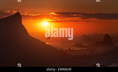 Ein Blick auf die Christusstatue (Cristo Rendentor) oben auf den Berg Corcovado und Zuckerhut (Pao de Acucar) bei Sonnenaufgang in Rio De Janeiro Stockfoto