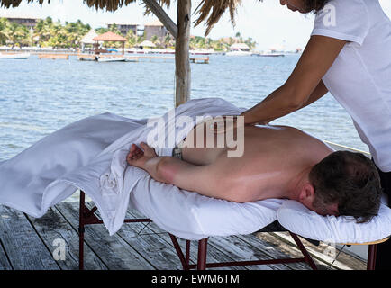 Ein Mann immer eine Outdoor-Massage in einem Resort in Belize. Stockfoto
