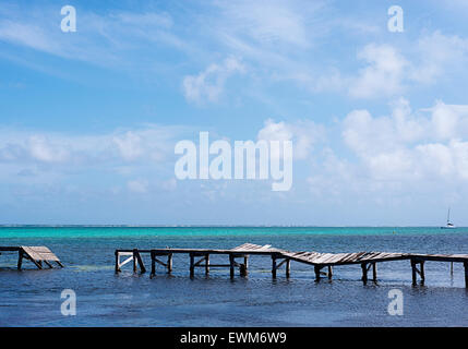 Ein Pier in San Pedro, Belize aufgeschlüsselt. Stockfoto