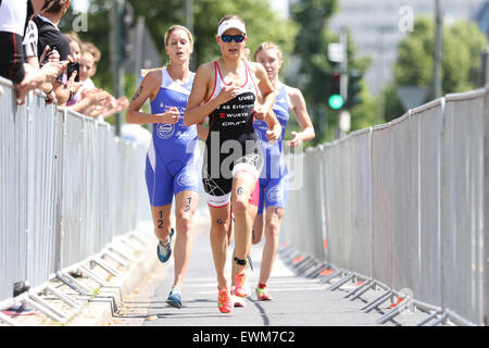 28.06.2015. Düsseldorf, Deutschland. T3 Triathlon Düsseldorf. Damen U23 Elite Rennen. 12 Gillian Sanders 6 Sophia Saller und 11 Lena Meißner Stockfoto