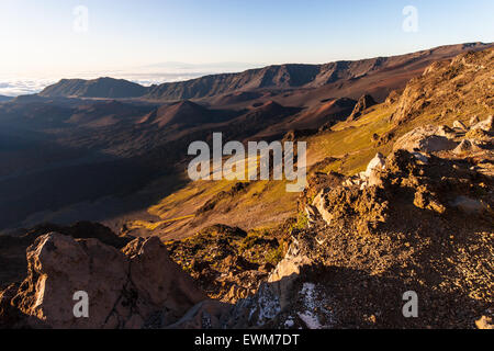 Sunrise leuchtet in den Haleakala Krater auf Maui, Hawaii. Stockfoto