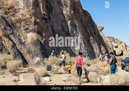 Eine Gruppe von Frauen Kletterer hat Spaß oben Abseilen in die Alabama Hills. Stockfoto