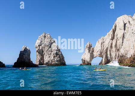 Touristen-Kajak vor den Bogen am Ende des Landes in Cabo San Lucas. Stockfoto