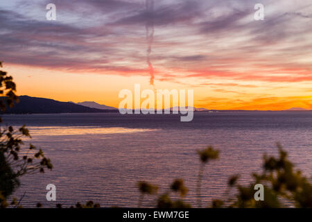 Die Sonne geht über Los Angeles und Santa Monica Bay von Point Dume State Beach. Stockfoto