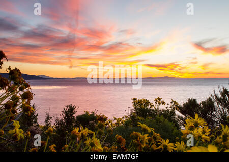 Die Sonne geht über Los Angeles und Santa Monica Bay von Point Dume State Beach. Stockfoto