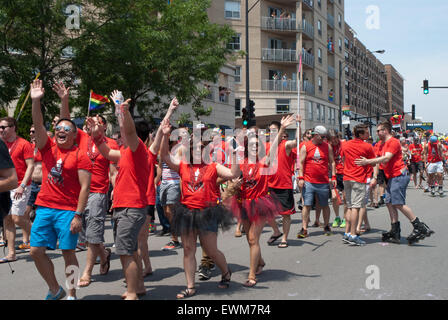 Chicago, Illinois, USA. 28. Juni 2015. Die 46. Chicago Gay Pride Parade fand am Sonntag, dem 28. Juni nach einem bedeutsamen rechtlichen Sieg für die gay Community. Obersten Gerichtshof der Vereinigten Staaten hatte das Recht zur Homo-Ehe nur zwei Tage vor Grenzübergriffe. Die Chicago-Parade schien in diesem Jahr mit Schwimmern einen Regenbogen von Farben voller besonders bunt. Bildnachweis: ZUMA Press, Inc./Alamy Live-Nachrichten Stockfoto