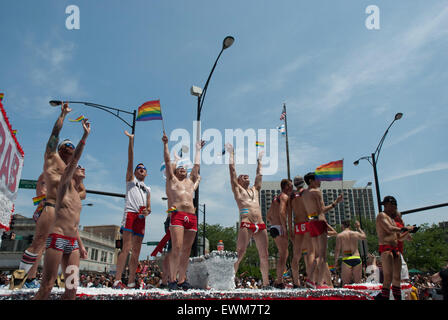 Chicago, Illinois, USA. 28. Juni 2015. Die 46. Chicago Gay Pride Parade fand am Sonntag, dem 28. Juni nach einem bedeutsamen rechtlichen Sieg für die gay Community. Obersten Gerichtshof der Vereinigten Staaten hatte das Recht zur Homo-Ehe nur zwei Tage vor Grenzübergriffe. Die Chicago-Parade schien in diesem Jahr mit Schwimmern einen Regenbogen von Farben voller besonders bunt. Bildnachweis: ZUMA Press, Inc./Alamy Live-Nachrichten Stockfoto