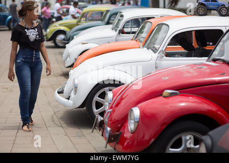 Santo Domingo, 28 Juni. 22. Juni 1934. Eine Frau besucht die Ausstellung zum Welttag des Volkswagens "Käfer", das am 22. Juni fällt in Santo Domingo, Dominikanische Republik, am 28. Juni 2015. Der Welttag des VW Käfers wurde am 22. Juni 1934 gegründet. © Fran Afonso/Xinhua/Alamy Live-Nachrichten Stockfoto