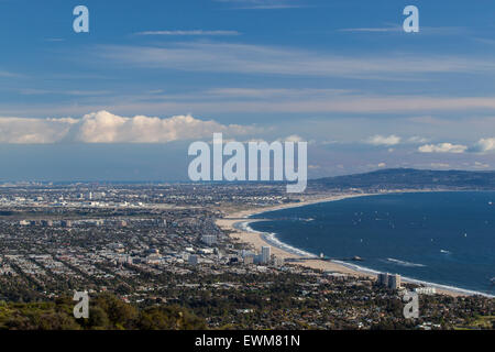 Ein Blick auf West Los Angeles, Santa Monica und Venice Beach vor der Bucht von Santa Monica. Stockfoto