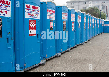 Die Port-O-Töpfchen im Civic Center, eingerichtet für die Gay-Pride-Parade in San Francisco, Kalifornien. Stockfoto