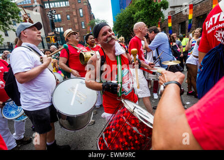 New York, USA. 28. Juni 2015. Gay Pride Parade im Westdorf - Manhattan Samba marschieren bis Greenwich Street in Far West Village Credit: Stacy Walsh Rosenstock/Alamy Live News Stockfoto