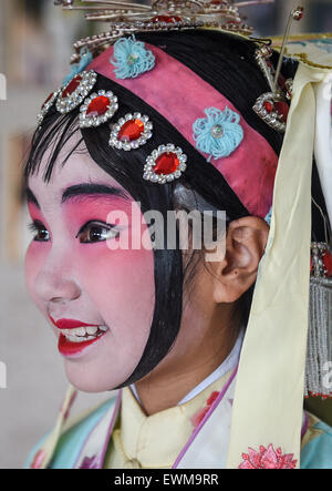 (150628)--NANJING, 28. Juni 2015 (Xinhua)--Yang kleidet Sie in ihrem Kostüm in Qiandeng Township, Kunshan, Ost-China Jiangsu Provinz, 26. Juni 2015. 11-Jahr-altes Mädchen Yang Sie ihre Mutter verloren, als sie sechs war und zwei Jahre später ihr Vater starb. Das Elend sie verwandelt sich in ein Mädchen schüchtern und introvertiert. Doch sie verliebte sich in Kunqu-Oper, eine traditionelle chinesische Kunst mit einer Geschichte von 600 Jahren durch Zufall und wurde selbstbewusst und mehr ausgehende. Sie gewann eine Goldmedaille bei einem national Children Opernwettbewerb und gehalten auf Jagd nach ihren Traum des Seins ein professioneller Technik Stockfoto