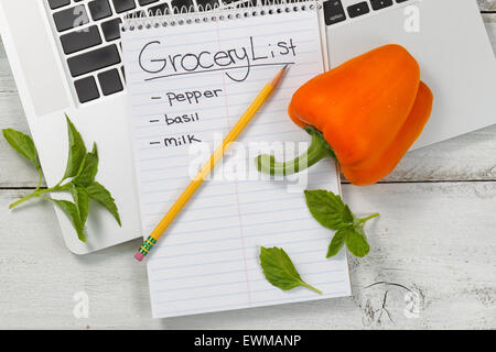 Schreibtisch mit Laptop, produzieren Papier Notizblock, Bleistift und frisch. Auf Linie Essen shopping Konzept. Stockfoto