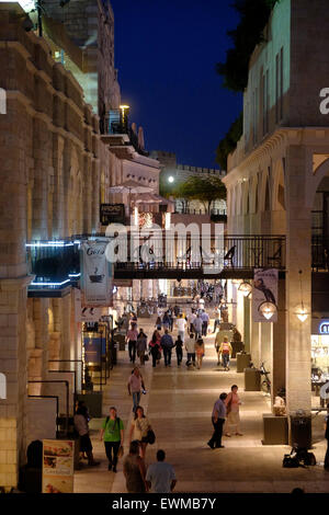 Nachtleben in der Mamilla Mall, auch bekannt als Alrov Mamilla Avenue, eine Einkaufsstraße und das einzige Open-Air-Einkaufszentrum in der Nähe der Altstadt in West Jerusalem Israel Stockfoto