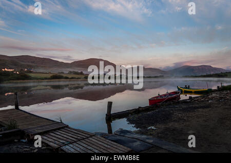 Morgendämmerung über See Shanaghan, Ardara, County Donegal, Irland Stockfoto