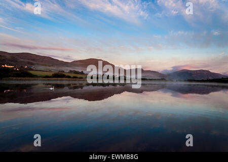 Ardara, Grafschaft Donegal. Irland, steigt Nebel vom See Shanaghan in der Morgendämmerung. Stockfoto