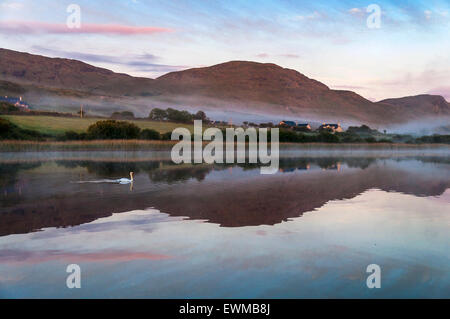 Ardara, Grafschaft Donegal. Irland, steigt Nebel vom See Shanaghan in der Morgendämmerung. Stockfoto