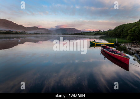 Morgendämmerung über See Shanaghan, Ardara, County Donegal, Irland Stockfoto