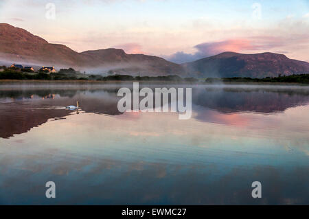 Morgendämmerung über See Shanaghan, Ardara, County Donegal, Irland Stockfoto