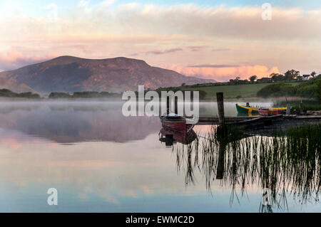 Boote an einem nebligen Morgen am See Shanaghan, Ardara, County Donegal, Irland Stockfoto