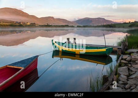 Boote an einem nebligen Morgen am See Shanaghan, Ardara, County Donegal, Irland Stockfoto