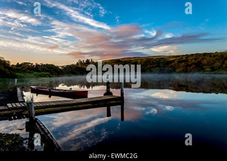 Morgendämmerung über See Shanaghan, Ardara, County Donegal, Irland Stockfoto