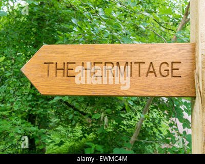 Holzschild post, Eremitage, ein Einsiedler Höhle Sneaton Wald North Yorkshire Moors Nationalpark Whitby North Yorkshire Stockfoto