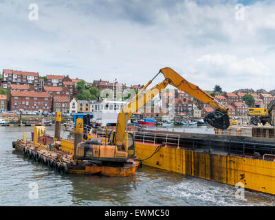 Die Baggerarbeiten System im Hafen von Whitby aufgeteilt Trichter Barge "Whitbys" und Ausgrabung Ponton "Gegen" Stockfoto