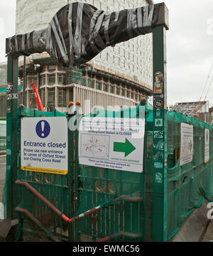 Geschlossenen Londoner u-Bahnstation Tottenham Court Road. Stockfoto