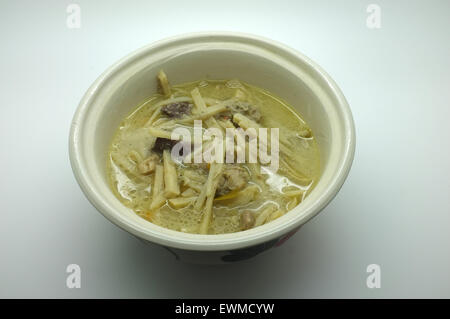 Thailändische grüne Curry mit Bambussprossen und Hähnchen Stockfoto