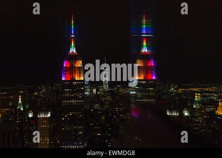 New York, USA. 28. Juni 2015. Das Empire State Building ist in Regenbogenfarben anlässlich des jährlichen Gay Pride Week in New York 28. Juni 2015 beleuchtet. Bildnachweis: Li Muzi/Xinhua/Alamy Live-Nachrichten Stockfoto