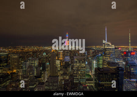 New York, USA. 28. Juni 2015. Das Empire State Building ist in Regenbogenfarben anlässlich des jährlichen Gay Pride Week in New York 28. Juni 2015 beleuchtet. Bildnachweis: Li Muzi/Xinhua/Alamy Live-Nachrichten Stockfoto