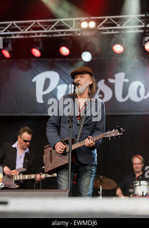 Järvenpää, Finnland, 27. Juni 2015. Hoedown mit Richter Bone Feat. Jukka Gustavson (FIN) an Puistoblues aka Lake Side Blues Festival spielen. Hoedown ist ein 7-teiliges musikalisches Kraftpaket, die ihren Ursprüngen treu bewahrt hat. Diese sind eine natürliche und kostenlose Mischung aus amerikanischen Roots-Musik: Country, Rock, Folk und Blues. Bildnachweis: Aija Lehtonen/Alamy Live-Nachrichten Stockfoto