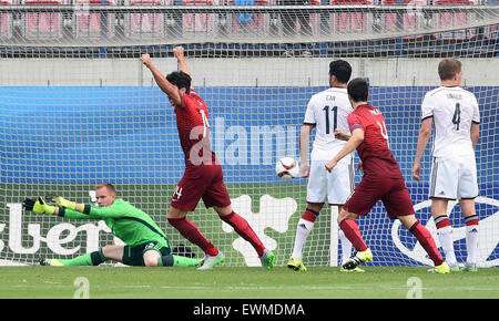 Links sitzt Deutschland Torwart Marc-Andre ter Stegen während Portugals ersten Gäste nach Deutschland bei der Euro U21 Fußball Meisterschaft Halbfinale Portugal Vs Deutschland in Olomouc, Tschechische Republik, 27. Juni 2015. (CTK Foto/Ludek Perina) Stockfoto