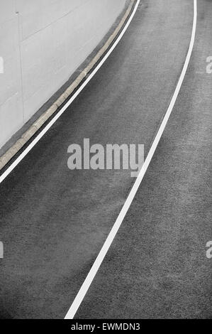 Industrielle Schuss mit einer neuen Asphalt zweispurige Straße, die aus einem tunnel Stockfoto