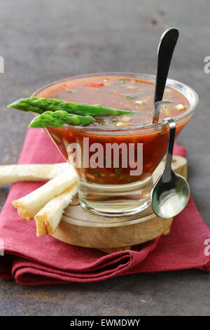 traditionelle spanische kalte Tomaten Suppe Gazpacho mit grünem Spargel und Cracker Stockfoto
