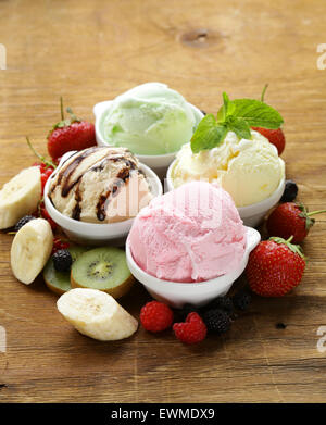 Gemischte Eis Erdbeere, Banane, Minze, Schokolade und frischen Beeren auf dem Holztisch Stockfoto