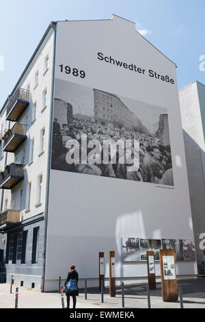 Wandbild an der Giebelseite des Wohnhauses, die Kennzeichnung der ehemaligen Trasse der Berliner Mauer an der Schwedter Straße im Prenzlauer Berg in Berlin Stockfoto