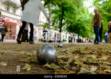 Menschen spielen Boccia oder Boule auf Karl-Marx-Allee im ehemaligen Ost-Berlin-Deutschland Stockfoto