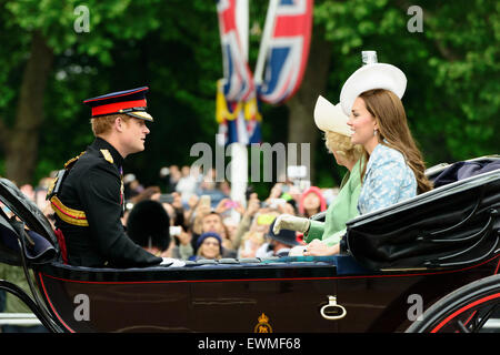 Wagen mit Harry, Kate, Herzogin von Cambridge, Prinz von Wales und Camilla Duchess of Cornwall Trooping the Colour, jährliche Stockfoto