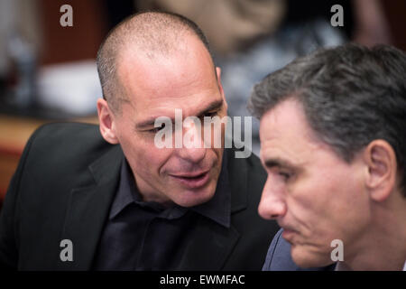 Der griechische Finanzminister Yanis Varoufakis vor der Eurogruppe, Finanzminister der Einheitswährung EURO Zone Tagung über Griechenland-Krise am Sitz der Europäischen Kommission in Brüssel, Belgien auf 27.06.2015, die als griechische Premierminister Alexis Tsipras heute für ein Snap-Referendum in Athen, schiebt Wiedersehen Euro-Finanzminister in Brüssel, um seinen Antrag auf Verlängerung der aktuellen Rettungsaktion über 30 Juni betrachten. von Wiktor Dabkowski/Picture alliance Stockfoto