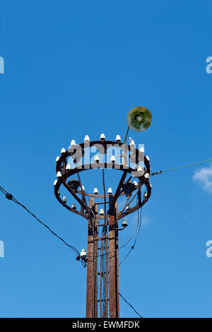 altes Telefon Mast gegen blauen Himmel Stockfoto