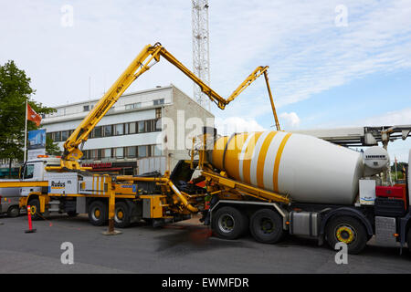 Gebäude im Bau mit LKW liefern Beton, Finnland Stockfoto