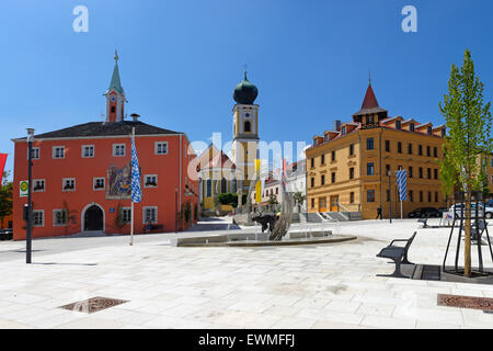 Rathaus und Pfarrkirche St. Johannes, Altstädter Ring, Hemau, Oberpfalz, Bayern, Deutschland Stockfoto