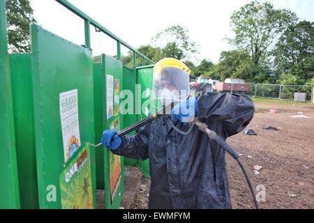 Glastonbury Festival, Somerset, UK. 29. Juni 2015. Wie der Auszug aus dem Festival-Gelände geht im Gange die Sanierung beginnt im Ernst und die berüchtigten langen Drop Toiletten bekommen die Druckbehandlung Unterlegscheibe. Bildnachweis: Tom Corban/Alamy Live-Nachrichten Stockfoto