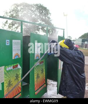 Glastonbury Festival, Somerset, UK. 29. Juni 2015. Wie der Auszug aus dem Festival-Gelände geht im Gange die Sanierung beginnt im Ernst und die berüchtigten langen Drop Toiletten bekommen die Druckbehandlung Unterlegscheibe. Bildnachweis: Tom Corban/Alamy Live-Nachrichten Stockfoto