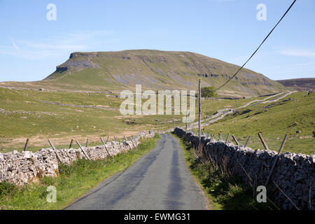 Straßen- und trockenen Steinmauern, Pen-Y-Gent, Yorkshire Dales National Park, England, UK Stockfoto