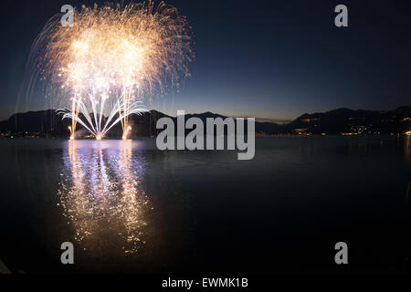 Feuerwerk an der Seepromenade von Luino in einem schönen Sommerabend, Varese - Lombardei, Italien Stockfoto