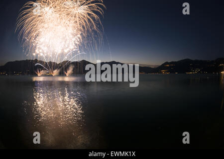 Feuerwerk an der Seepromenade von Luino in einem schönen Sommerabend, Varese - Lombardei, Italien Stockfoto