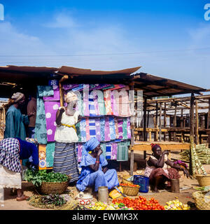 Gemüse- und Haushaltswäsche Kaufleute, Royal Albert Markt, Banjul, Gambia, Westafrika Stockfoto